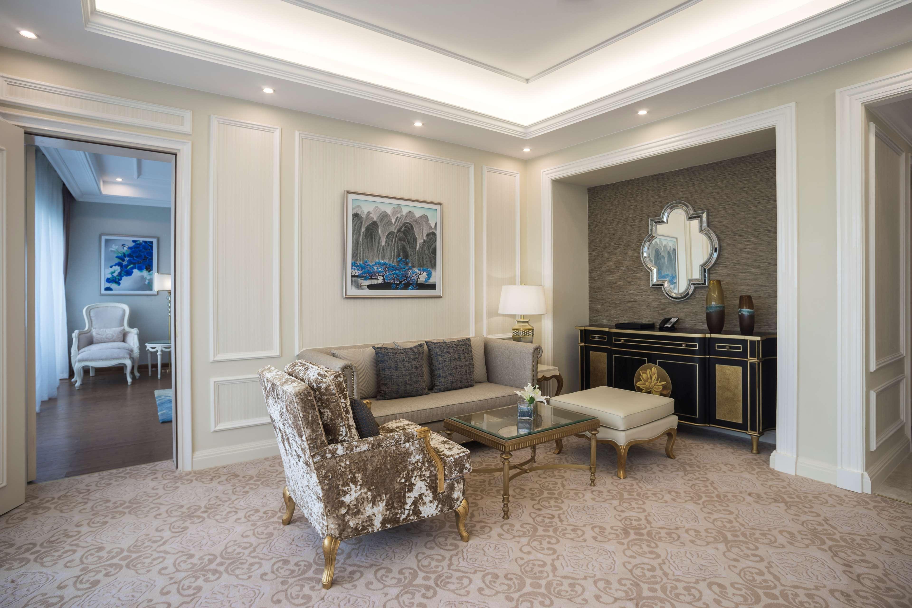Radisson Blu Resort Phu Quoc Eksteriør bilde A living room in a suite at the Ritz-Carlton, Singapore