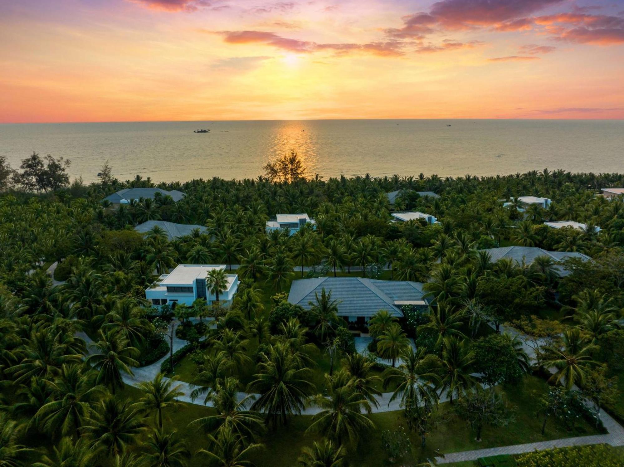 Radisson Blu Resort Phu Quoc Eksteriør bilde Sunset over the island