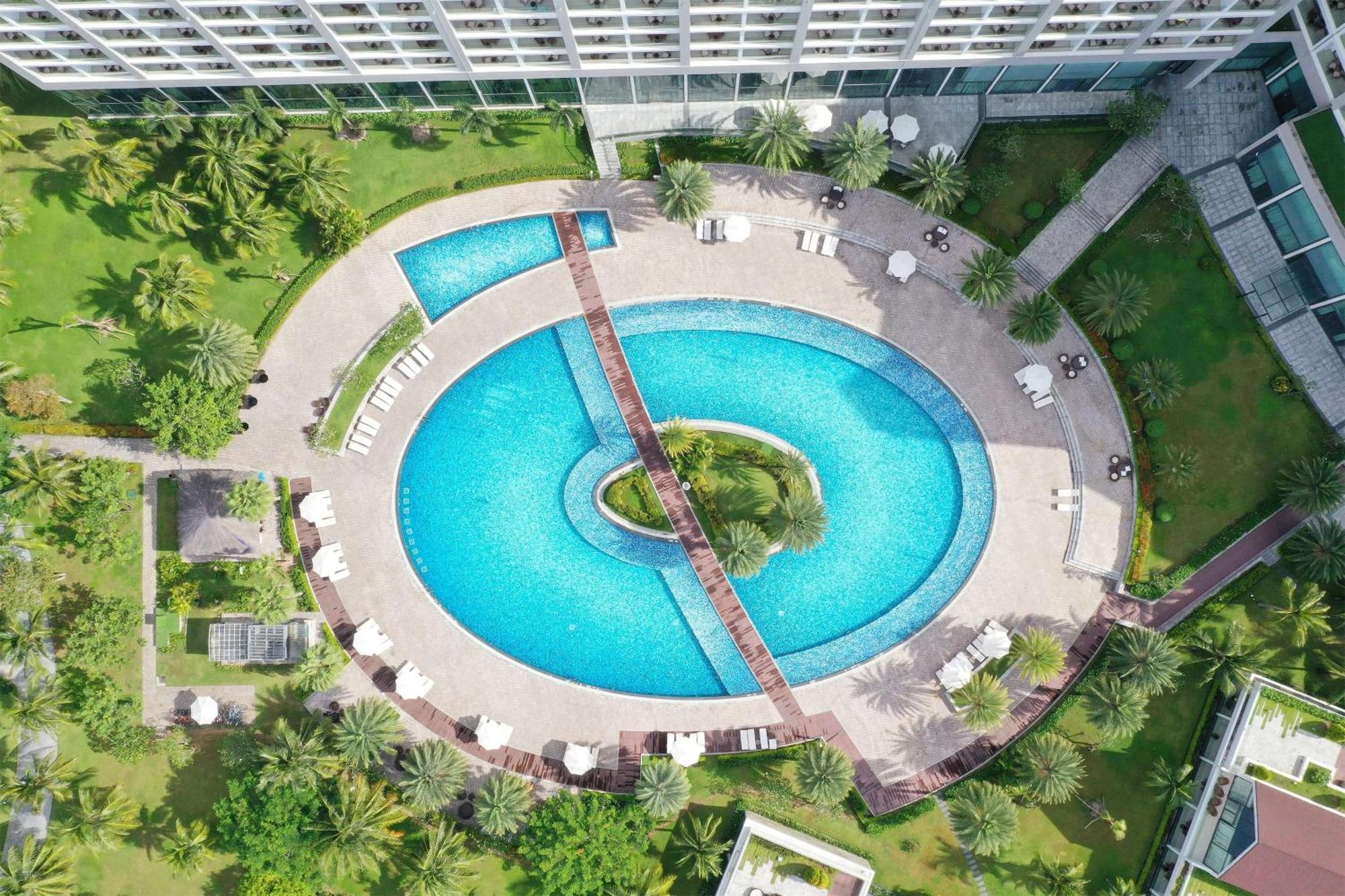 Radisson Blu Resort Phu Quoc Eksteriør bilde The pool at the Royal Garden Villas