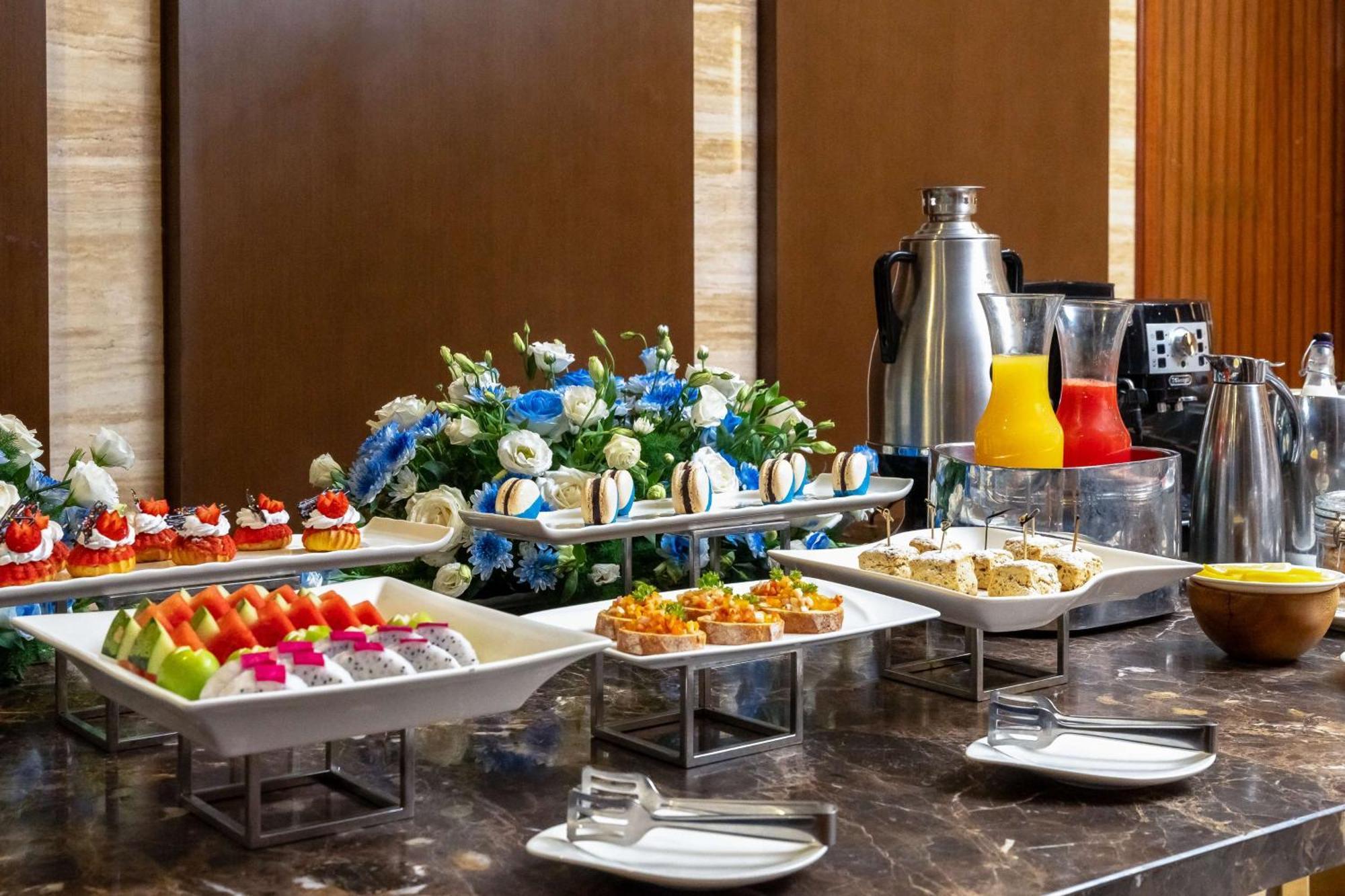 Radisson Blu Resort Phu Quoc Eksteriør bilde A buffet at a hotel