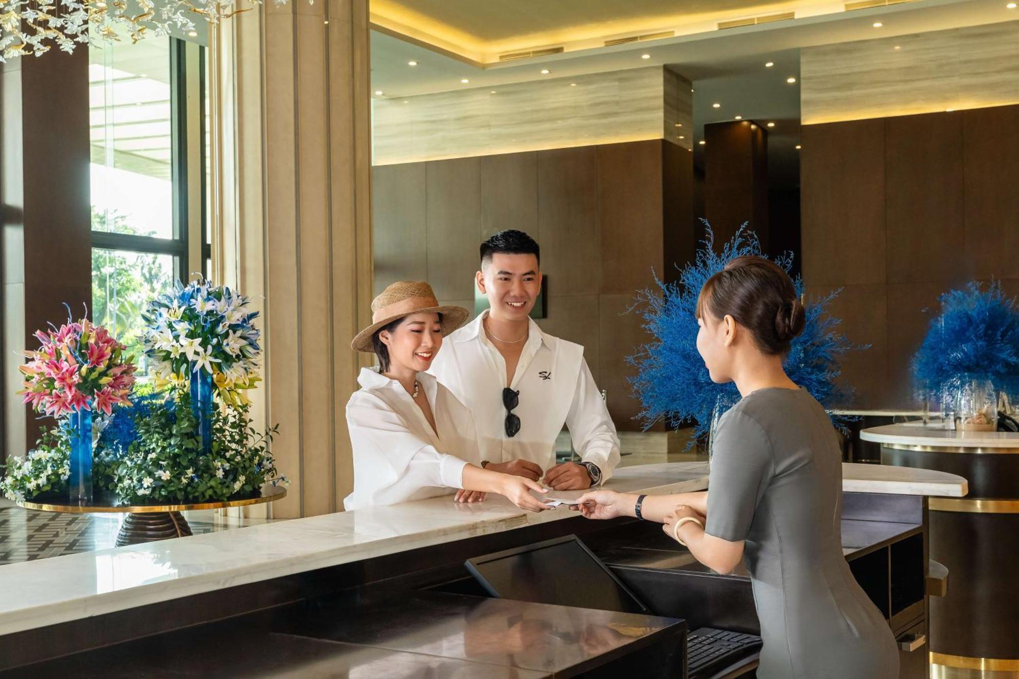 Radisson Blu Resort Phu Quoc Eksteriør bilde A hotel receptionist